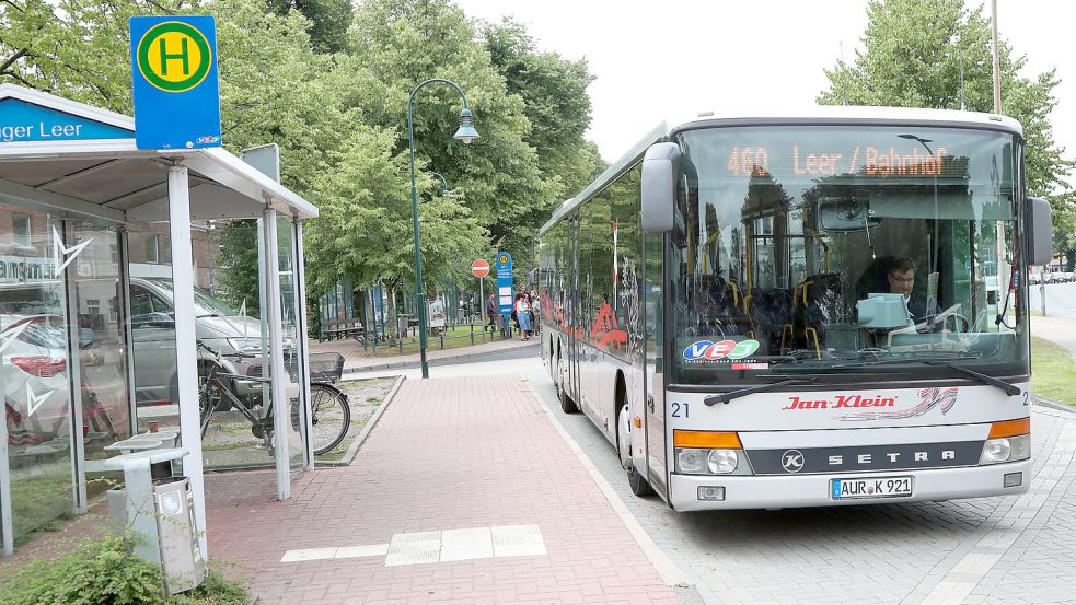 Auch am Auricher ZOB können Fahrgäste an zwei Sonnabenden ohne Ticket einsteigen. Archivfoto: Romuald Banik