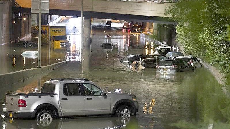 Fahrzeuge in New York stehen im Hochwasser auf einer Straße, die durch die starken Regenfälle, ausgelöst von Hurrikan „Ida“, überschwemmt wurden. Foto: Wang Ying/XinHua/dpa