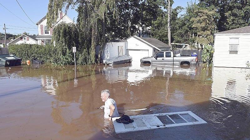 In Manville in New Jersey steht das Wasser am Tag nach dem Regen noch immer hüfthoch. Foto: Carlos Gonzalez/AP/dpa