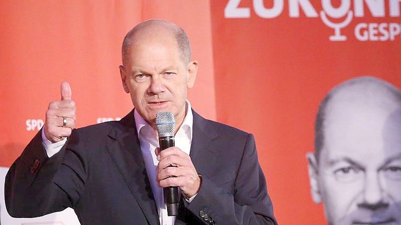 SPD-Kanzlerkandidat Olaf Scholz bei einem "Zukunftsgespräch" mit Bürgerinnen und Bürgern. Foto: Wolfgang Kumm/dpa