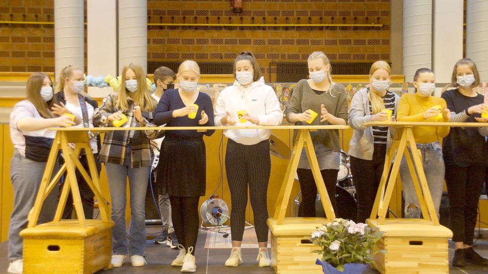 Musik mit Plastikbechern: Schüler der älteren Jahrgänge begrüßten die neuen Fünftklässler mit einer einstudierten Choreografie. Foto: Holger Janssen