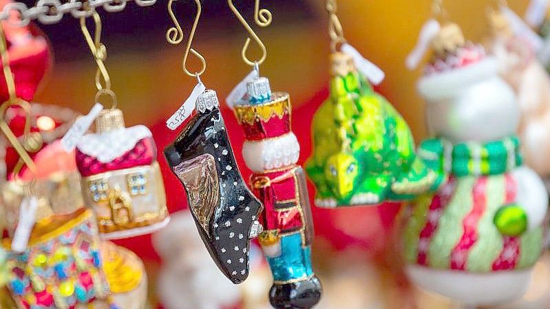 Weihnachtsbaumschmuck kann bald wieder auf dem Weihnachtsmarkt gekauft werden. Foto: Monika Skolimowska/dpa-Zentralbild/dpa