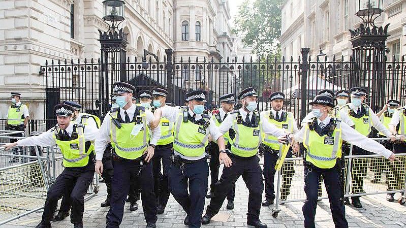 Polizisten in London bei einer Demonstration von Impfgegnern. Foto: Thabo Jaiyesimi/SOPA Images via ZUMA Press Wire/dpa/Archivbild