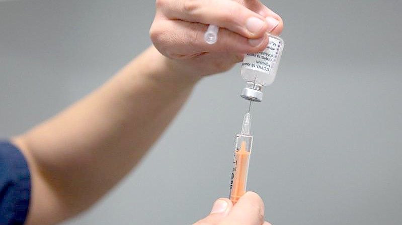 Eine Ärztin füllt im Gesundheitszentrum von Coventry (England) einen Coronavirus-Impfstoff in eine Spritze. Foto: Jacob King/PA Wire/dpa