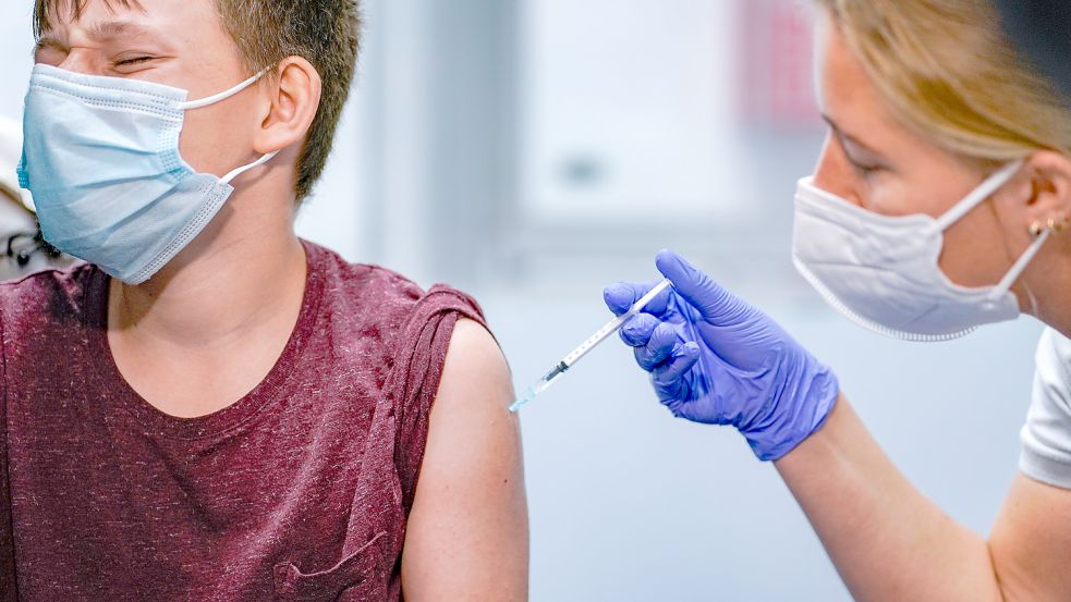 Eine Krankenschwester impft einen Schüler. Symbolfoto: DPA