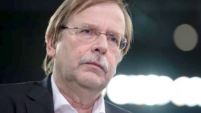 Hat sich deutlich gegen die Kritik am Deutschen Fußball-Bund gewehrt: DFB-Interimspräsident Rainer Koch. Foto: Sven Hoppe/dpa