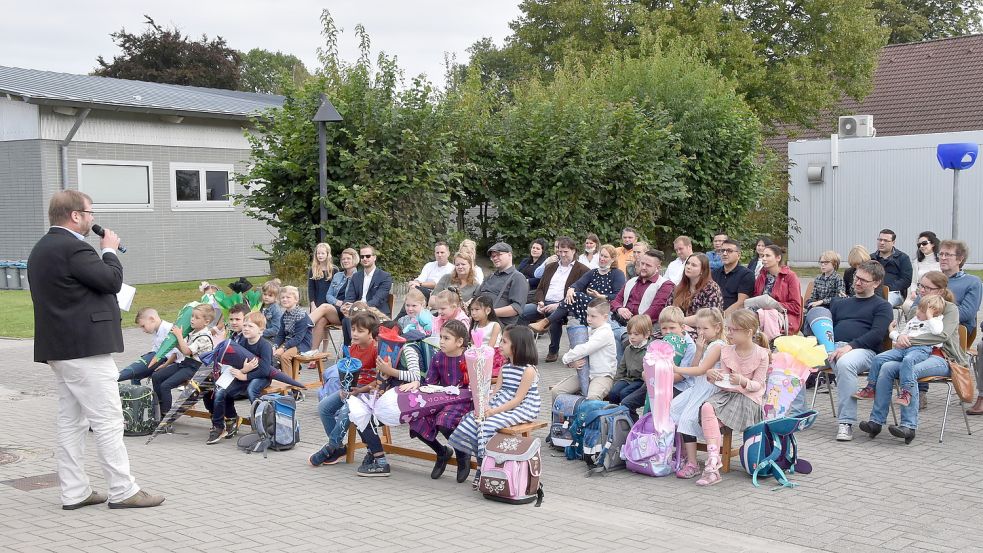 Einschulung unter freiem Himmel: Der Leiter der Auricher Finkenburgschule, Wolfgang Neiweiser (links), begrüßte die neuen Erstklässler und deren Eltern zur Einschulung auf dem Schulhof. Foto: Thomas Dirks