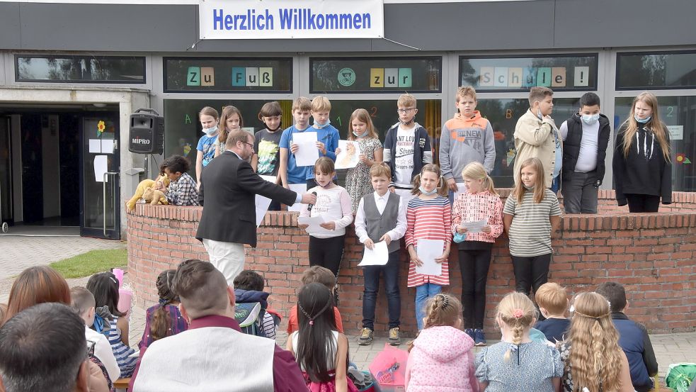Schüler der Klasse 4a von Hilke Hinrichs trugen für ihre neuen Mitschüler ein Gedicht und eine Geschichte vor. Foto: Thomas Dirks