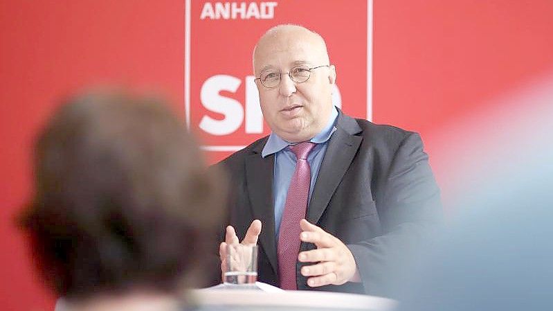 Die SPD in Sachsen-Anhalt hat dem Entwurf eines Koalitionsvertrags mit CDU und FDP zugestimmt. SPD-Landeschef Andreas Schmidt ist zufrieden mit dem Ergebnis einer Mitgliederbefragung. Foto: Ronny Hartmann/dpa