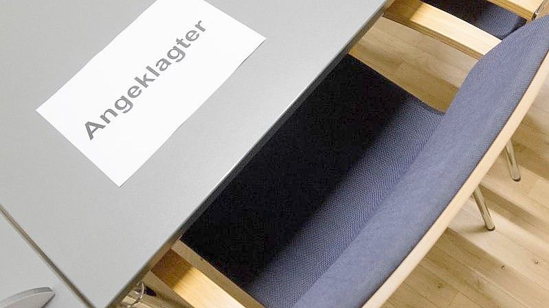 Der Stuhl hinter der Aufschrift "Angeklagter" bleibt länger besetzt als früher. Foto: Stefan Sauer/dpa