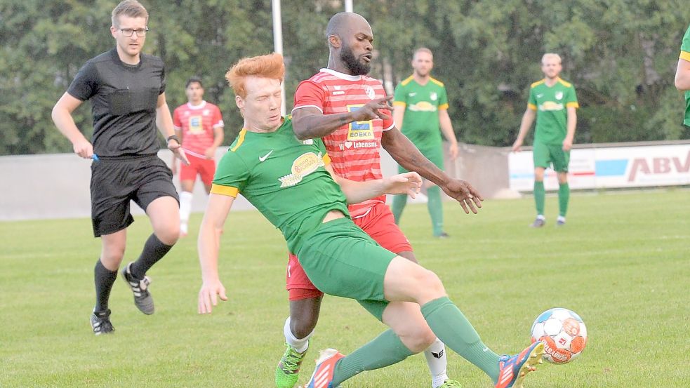 Ein rassiges Derby auf dem Ellernfeld: Jann Kramer klärt gegen seinen Auricher Gegenspieler Fred Kwasi Ocloo.Foto: Bernd Wolfenberg