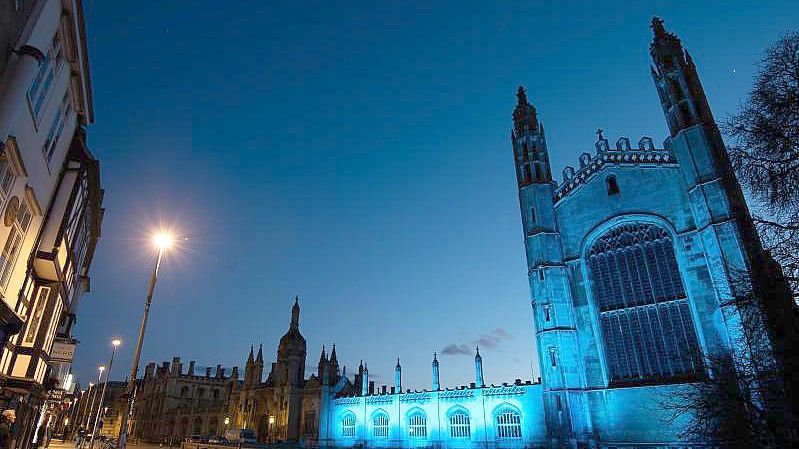 Das Kings College an der Uni Cambridge ist blau beleuchtet. Foto: Joe Giddens/PA Wire/dpa
