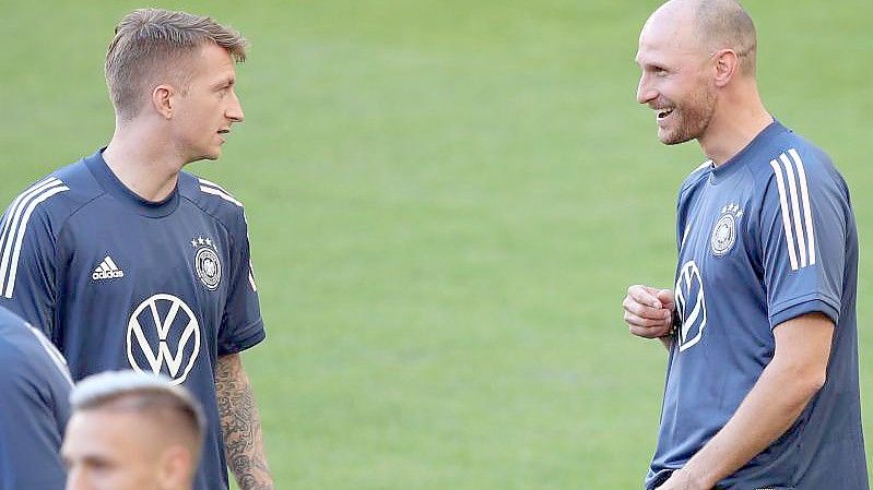 Benedikt Höwedes (r) und Marco Reus beim DFB-Abschlusstraining. Foto: Tom Weller/dpa