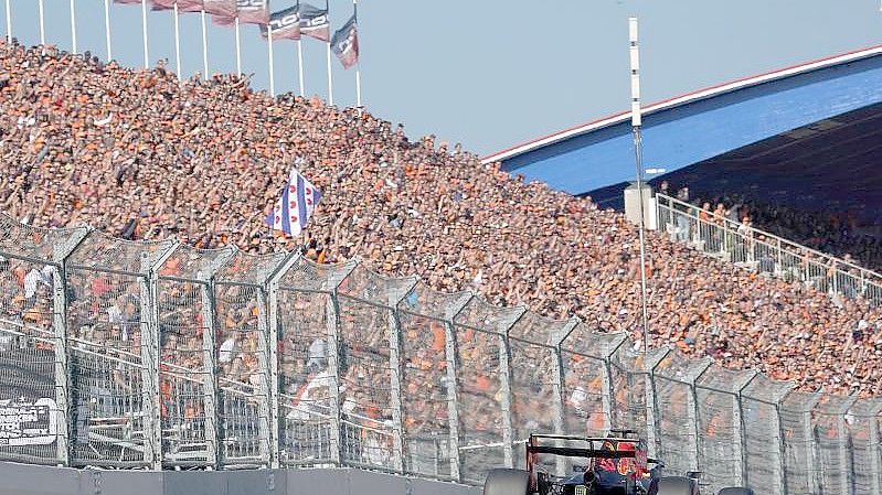 Die niederländischen Zuschauer auf der Tribüne reagieren begeistert auf die Pole Position ihres Landsmanns Max Verstappen in Zandvoort. Foto: Hasan Bratic/dpa