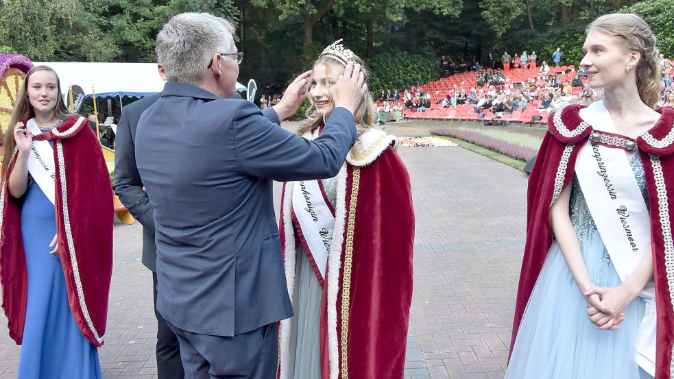 Als Schirmherr des Blütenfestes krönte der Auricher Landrat Olaf Meinen die neue Wiesmoorer Blütenkönigin Hydrangea I., Anna-Lea Oltmanns. Dabei schauen die Prinzessinnen Alena Meyer (links) und Sarah Emkes (rechts) zu. Foto: Thomas Dirks