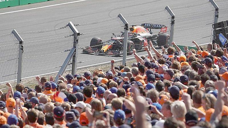 75.000 Oranje-Fans peitschten Verstappen förmlich zum Sieg. Foto: Hasan Bratic/dpa