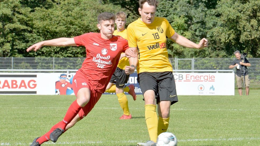 Zwischen dem Vorletzten TuS Weene (Gelb-Schwarz) und Schlusslicht FC Norden entwickelte sich eine zweikampfbetonte Partie. Nichts für Fußballästheten. In dieser Szene kämpfen der Norder Michaele Sebastiano Carrafa und Weenes Steffen Romaneessen um den Ball. Der Norder schoss in der Schlussphase den Siegtreffer für die Gäste. Foto: Bernd Wolfenberg