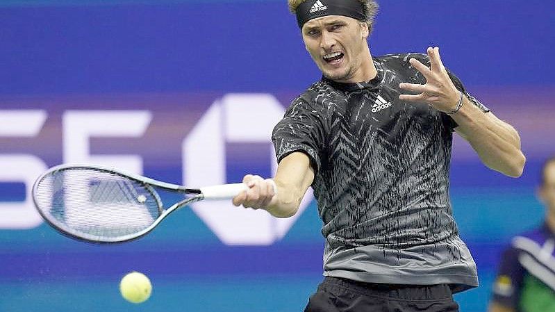 Alexander Zverev (Deutschland) retourniert einen Schlag. Foto: Frank Franklin II/AP/dpa