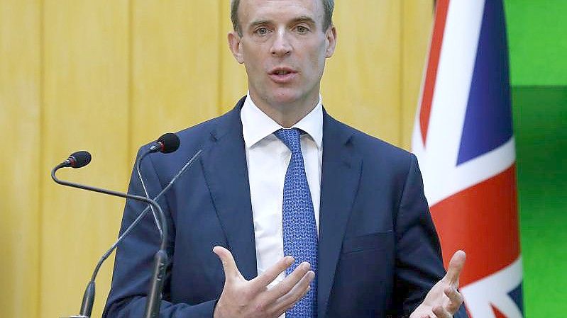 Großbritanniens Außenminister Dominic Raab, Außenminister bei einer Pressekonferenz. Foto: Anjum Naveed/AP/dpa