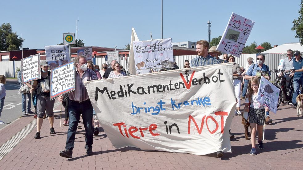 Mit Protestplakaten zogen die Gegner des Medikamentenverbots am Sonntag durch Aurich. Foto: Thomas Dirks