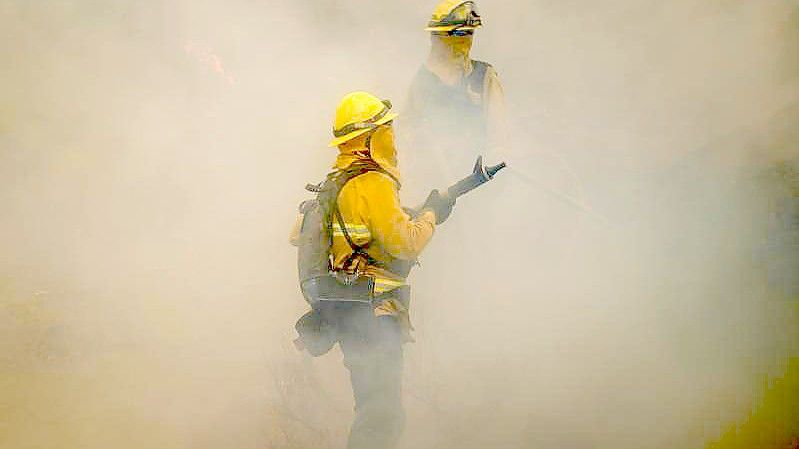 Feuerwehrleute bei den Löschversuchen eines Feuers im US-Bundesstaat Kalifornien. Foto: Jae C. Hong/AP/dpa