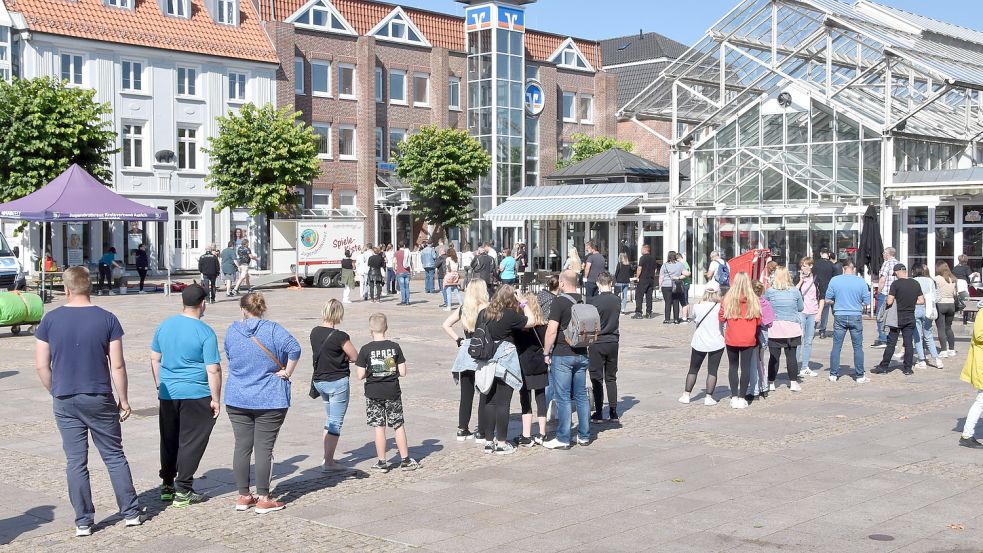 Auf dem Auricher Marktplatz standen die Leute Schlange, um sich in der Markthalle impfen zu lassen. Foto: Thomas Dirks