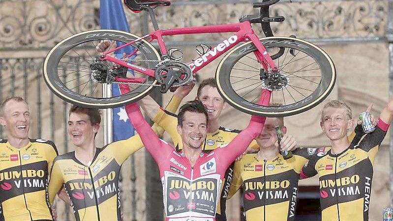 Jumbo-Visma-Profi Primoz Roglic (M.) gewann zum dritten Mal in Folge die Vuelta. Foto: Luis Vieira/AP/dpa