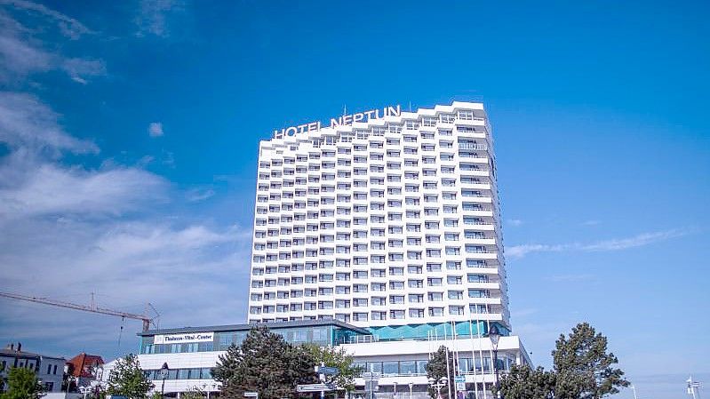 Das Hotel Neptun in im Ostseebad Warnemünde. Foto: Jens Büttner/dpa-Zentralbild/ZB