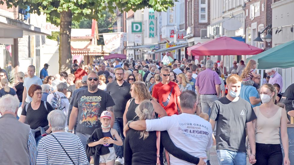 Wie in alten Zeiten: Dichtes Gedränge in der Innenstadt. Am Sonntagnachmittag waren in der Auricher Fußgängerzone viele Besucher unterwegs. Fotos: Thomas Dirks
