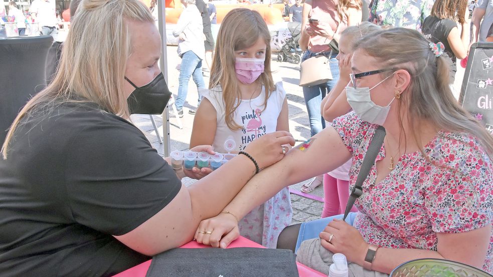 Kostenlose Glitzer-Tattoos gab es am Stand der Ostfriesischen Nachrichten nicht nur für Kinder, sondern auch für Erwachsene.