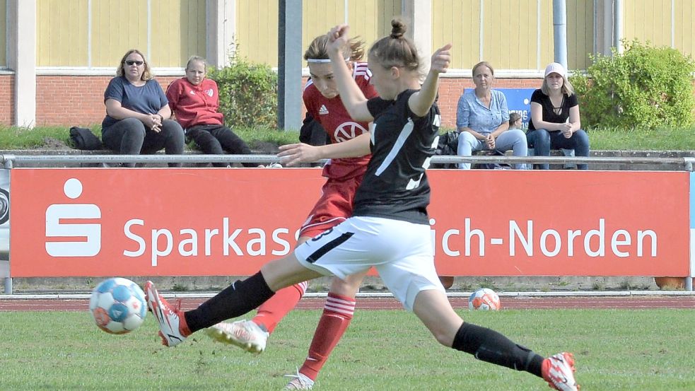 Gleich schlägt der wuchtige Schuss von Jule Kersten ein.