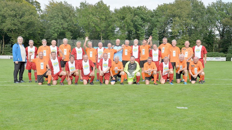 Ein Jahr später als geplant traf die Ü60 SG Plaggenburg (Orange Trikots) auf den ehemaligen Ü65 Deutschen Meister, die Kreisauswahl Höxter zum Freundschaftsspiel im Plaggenburger Waldstadion aufeinander. Die Ostfriesen schickten die Ostwestfalen mit einer Niederlage nach Hause. Fotos: Bernd Wolfenberg