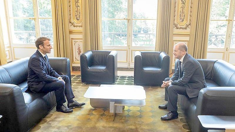 Emmanuel Macron (l.), Präsident von Frankreich, spricht mit Olaf Scholz (SPD), Bundesfinanzminister, im Elysee-Palast. Foto: -/Bundesministerium der Finanzen/dpa
