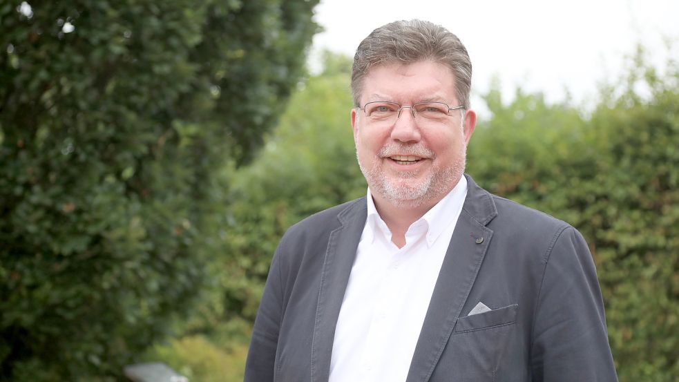 Der Sozialdemokrat Gerhard Ihmels ist seit 2006 Verwaltungschef der Samtgemeinde Brookmerland und strebt seine dritte Amtszeit an. Foto: Romuald Banik