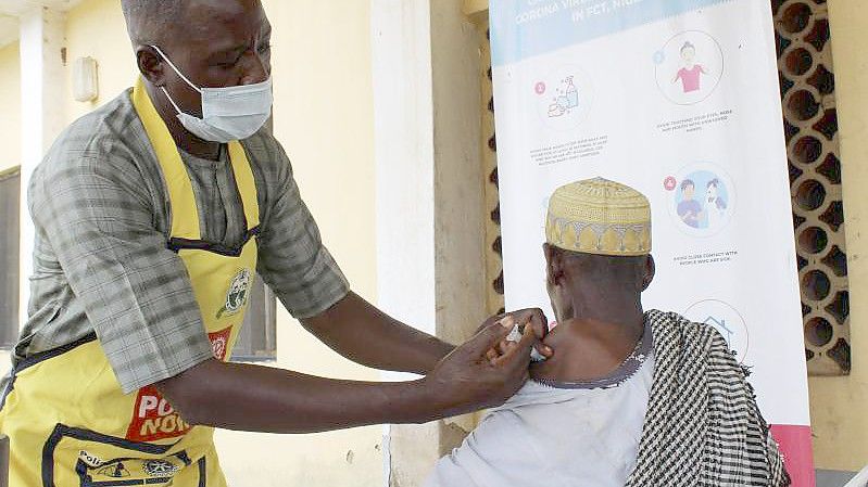 Einem Mann erhält im Gaube Comprehensive Primary Health Care Center in Abuja eine Dosis des Corona-Impfstoffs von Moderna. Foto: Gbemiga Olamikan/AP/dpa