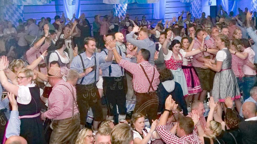 •Zünftig wurde in den vergangenen Jahren in Aurich das Oktoberfest gefeiert. Archivfoto: Helmut Vortanz