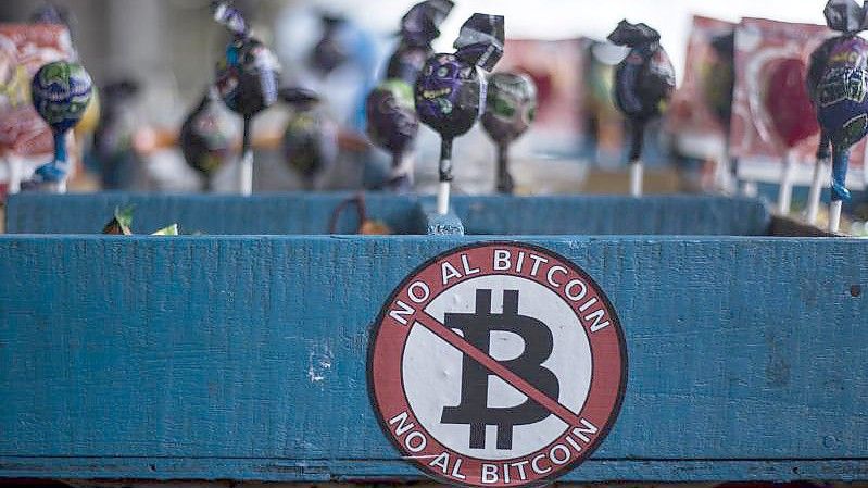 „Nein zum Bitcoin“: Einer Umfrage zufolge lehnen rund 70 Prozent der Salvadorianer das Bitcoin-Gesetz ab. Foto: Víctor Peña/dpa