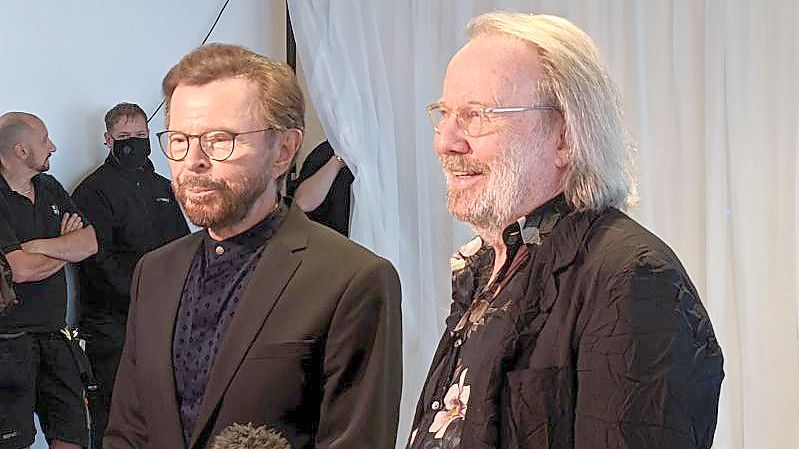 Björn Ulvaeus (l) und Benny Andersson, Mitglieder der schwedischen Popgruppe Abba, stehen bei einem Intview in London. Foto: Philip Dethlefs/dpa
