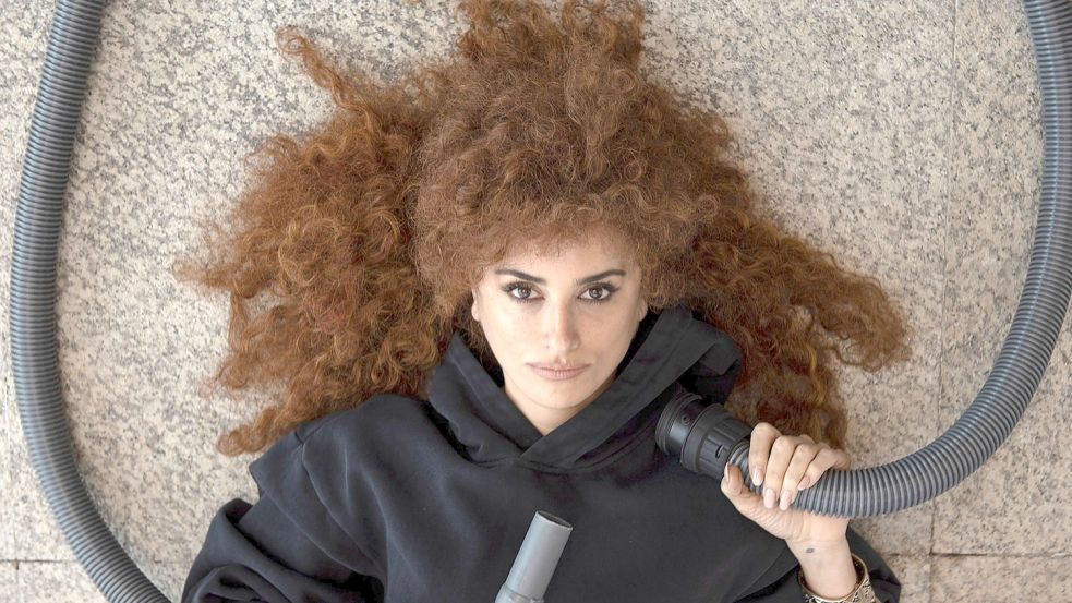 Spielt eine Kultregisseurin: Penélope Cruz in der giftigen Farce „Competencia official“. Foto: Manolo Pavon/Filmfestival Venedig