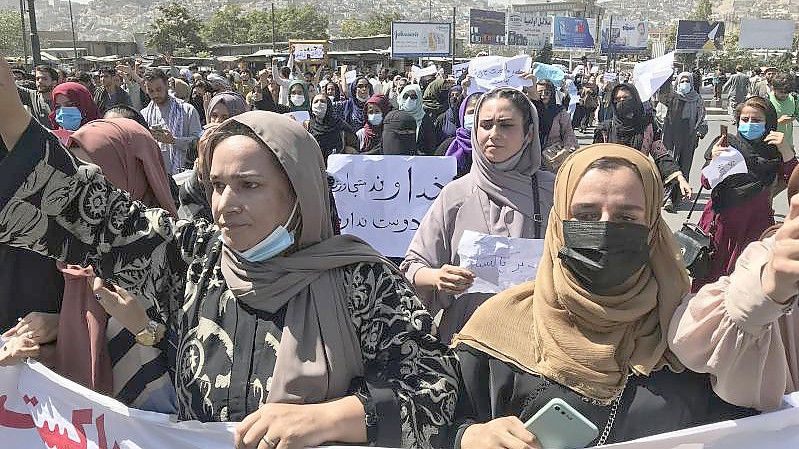 Afghanische Frauen bei einer Anti-Pakistan-Demonstration in der Nähe der pakistanischen Botschaft. Foto: Wali Sabawoon/AP/dpa