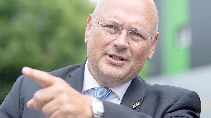 Arne Schönbohm, Präsident des Bundesamtes für Sicherheit in der Informationstechnik (BSI), steht vor einem Nebenstandort seiner Behörde in Freital. Foto: Sebastian Kahnert/dpa-Zentralbild/dpa