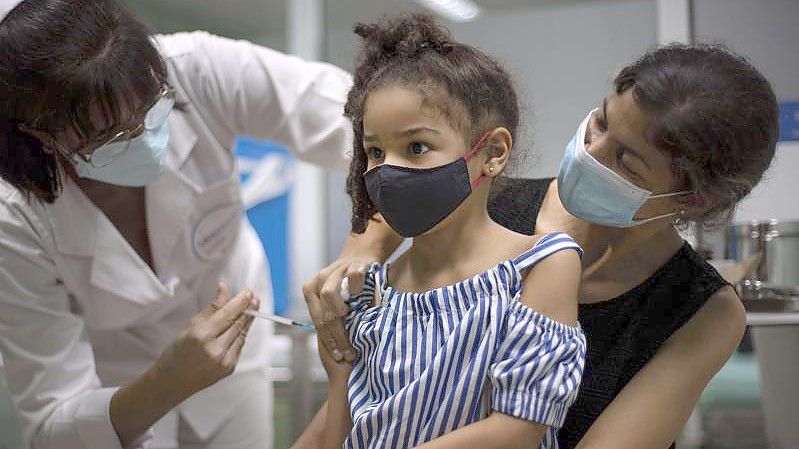 Ein Mädchen erhält in Havanna eine Dosis des kubanischen Impfstoffs Soberana-02 gegen Covid-19. Foto: Ramon Espinosa/AP/dpa