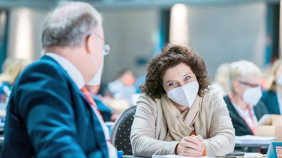 Ex-Ministerin im Gespräch mit ihrem Ex-Chef: Carola Reimann unterhält sich auf dem SPD-Parteitag in Hildesheim mit dem SPD-Landesvorsitzenden und Ministerpräsidenten Stephan Weil. Seine Landesregierung hat nun grünes Licht gegeben für Reimanns Wechsel zur AOK. Foto: Stephan Guthahn