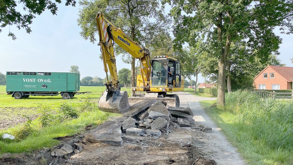 Ein Bagger reißt derzeit die alte Betonfahrbahn in Münkeboe heraus. Foto: Holger Janssen