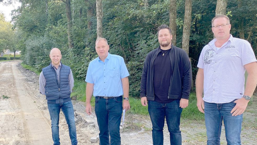 Ortsvorsteher Tammo Keck (von links) freut sich über den Start der Bauarbeiten. An der Planung waren Bauamtsleiter Konke Wienekamp und seine Mitarbeiter Meik Eden und Frank Süßen beteiligt. Foto: Holger Janssen