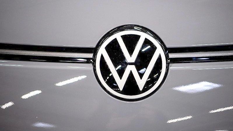Das Volkswagen-Logo am Elektroauto ID.3. Das Braunschweiger Landgericht beschäftigt sich mit der jahrelang mutmaßlich überhöhten Bezahlung führender Betriebsräte bei VW. Foto: Sina Schuldt/dpa