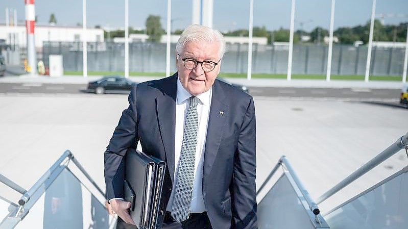 Bundespräsident Frank-Walter Steinmeier steigt am Flughafen Berlin-Brandenburg in ein Flugzeug der Bundeswehr. Foto: Bernd von Jutrczenka/dpa