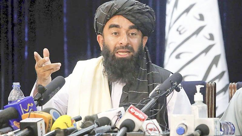 Sabiullah Mudschahid, Sprecher der Taliban, während einer Pressekonferenz in Kabul. Foto: -/Kyodo/dpa