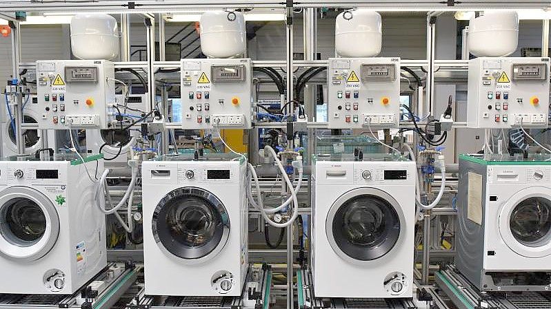 Waschmaschinen werden im Bosch Siemens Hausgeräte-Werk produziert. Foto: Ralf Hirschberger/dpa-Zentralbild/dpa