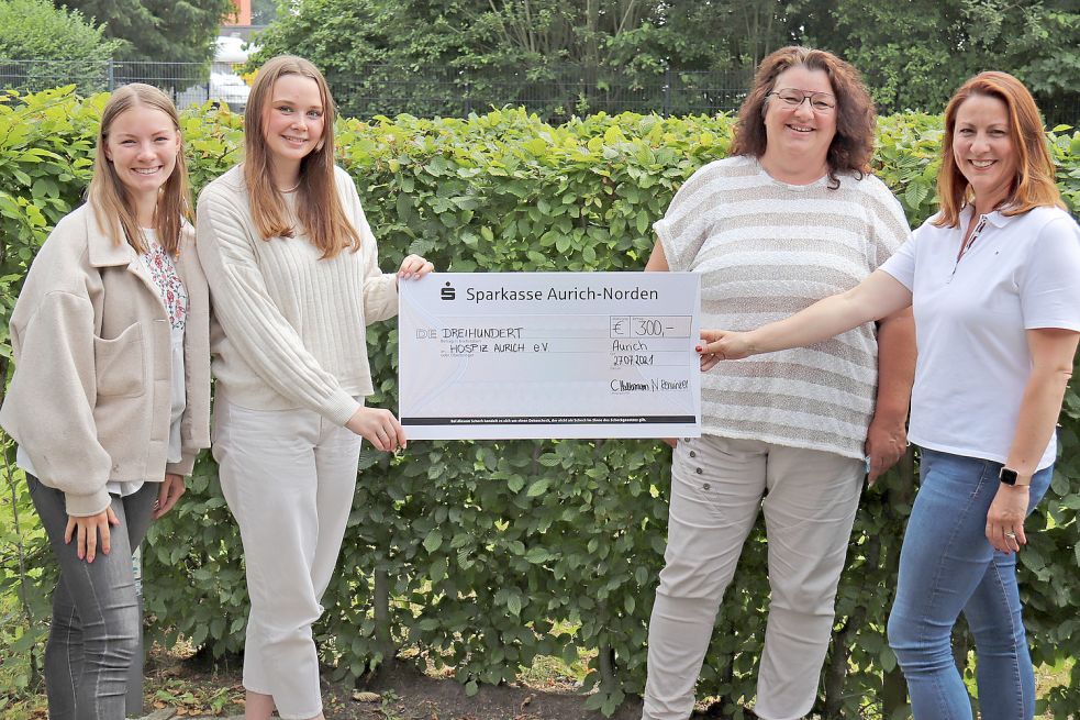 Die Abiturientinnen Naila Rehwinkel (von links) und Charlotte Haltermann übergaben die Spende der Schüler an Klaudia Christoffers und Britta Baumann vom Auricher Hospizverein. Foto: Heino Hermanns